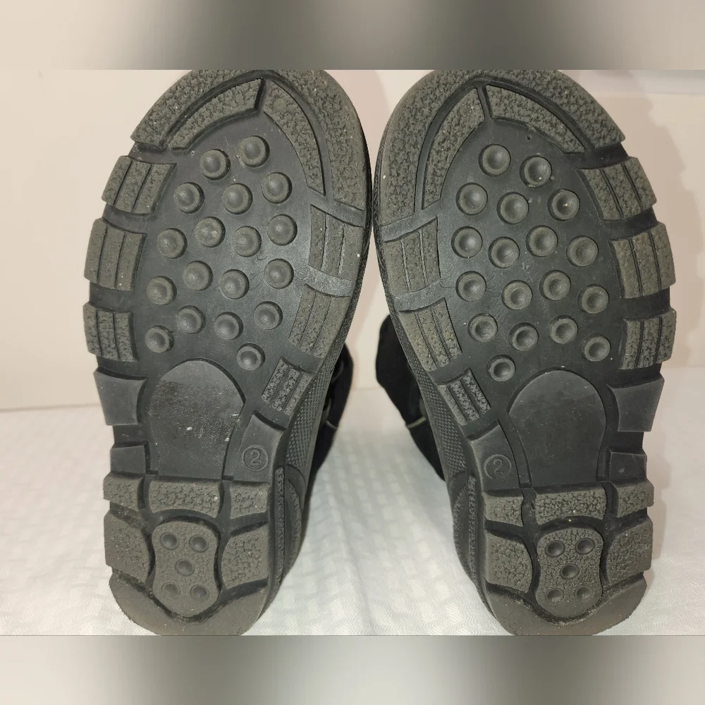 Tundra Kids Blue and Black Winter Boots Size 2.  # Z12